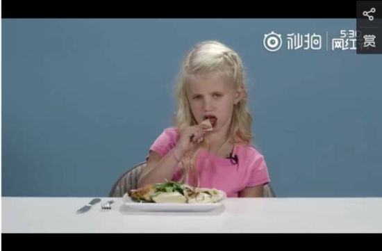 小美女还是不高兴,这怨念的表情。 小美女还是不高兴,这怨念的表情。