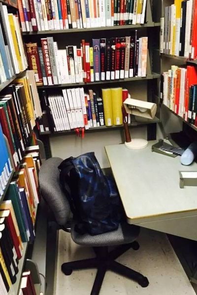 燕京图书馆内的书桌,我去的时候几乎没看到在馆内学习的学生 燕京图书馆内的书桌,我去的时候几乎没看到在馆内学习的学生