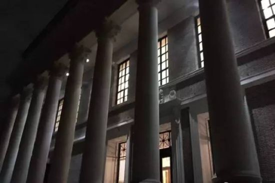 夜里的怀德纳图书馆外观 夜里的怀德纳图书馆外观