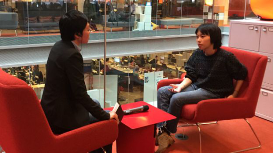 窦靖童接受BBC中文部记者子川专访(摄影:肖媛) 窦靖童接受BBC中文部记者子川专访(摄影:肖媛)
