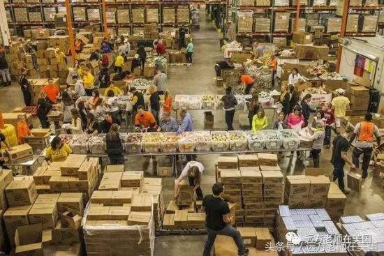 义工们在慈善机构食品银行帮忙分类整理人们捐赠的食物 义工们在慈善机构食品银行帮忙分类整理人们捐赠的食物