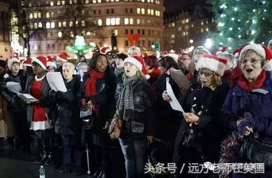 人们在寒冷的街头兴致勃勃地唱着圣诞歌曲。 人们在寒冷的街头兴致勃勃地唱着圣诞歌曲。