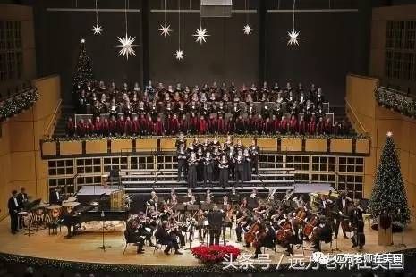 教堂里盛大的圣诞颂歌演唱会 教堂里盛大的圣诞颂歌演唱会