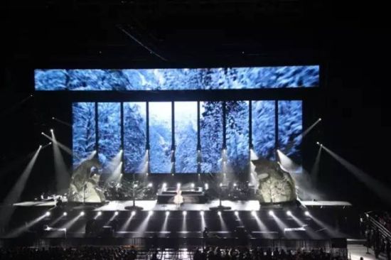 2010年王菲五棵松演唱会是国内歌手中首次使用移动型LED舞台效果的演出 2010年王菲五棵松演唱会是国内歌手中首次使用移动型LED舞台效果的演出