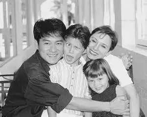 康粹兰,美国人,出生于1960年12月22日,家中有兄弟姐妹5人。她从小就喜欢音乐,甚至到了痴迷的程度。离大学毕业还有半年时,她认识了周华健,两人相恋后愉快幸福地组成了一个家庭。 康粹兰,美国人,出生于1960年12月22日,家中有兄弟姐妹5人。她从小就喜欢音乐,甚至到了痴迷的程度。离大学毕业还有半年时,她认识了周华健,两人相恋后愉快幸福地组成了一个家庭。