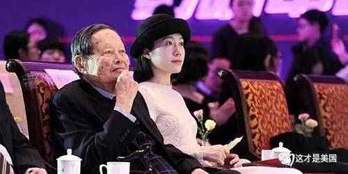 在中国对于老夫少妻大家的接受程度都很高的。毕竟有杨振宁爷爷在这坐镇呢,其他的那种差个十几岁的都不算什么。