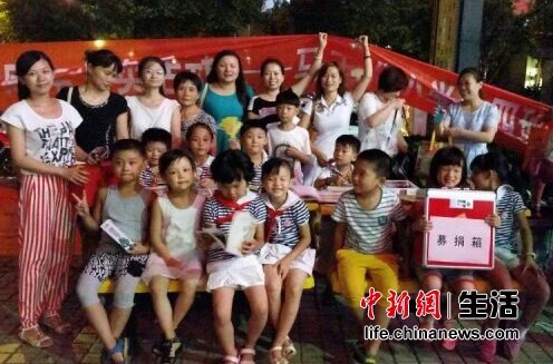 “90后”教师王佳琪(左一)和学生们在一起 “90后”教师王佳琪(左一)和学生们在一起