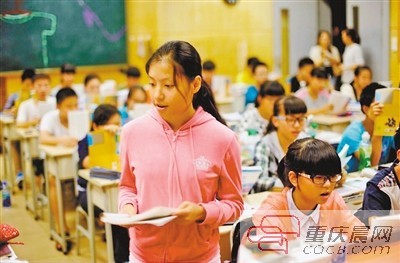 今年秋季开学,李茂媛来到重庆,成了一名初三年级学生。 重庆晨报记者 许恢毅 摄 今年秋季开学,李茂媛来到重庆,成了一名初三年级学生。 重庆晨报记者 许恢毅 摄