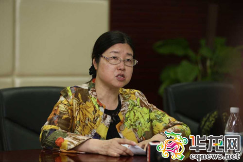 西南大学新闻传媒学院院长董小玉解读高考作文题。 首席记者 罗嘉 摄 西南大学新闻传媒学院院长董小玉解读高考作文题。 首席记者 罗嘉 摄