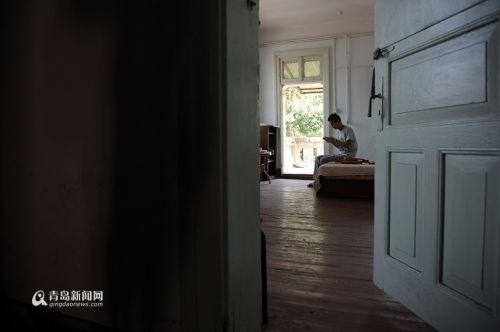 他租住在信号山路的一间老房子里,在那一边研究制琴技艺,一边帮别人翻译公开课录音,做视频字幕赚外快。