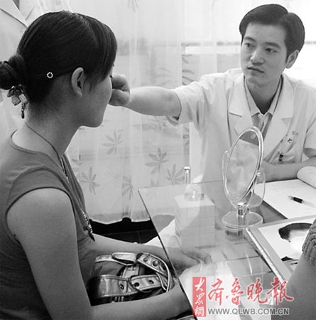 女生割双眼皮男生祛文身 考后学生忙整容(图)