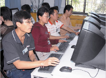 新疆07高考阅卷告别纸和笔 10天阅61万份答题卡