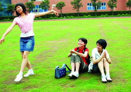 湖南两才女考上港大 一人成行一人赴清华(图)