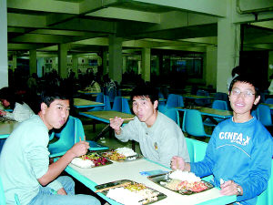 大一新生必读:在食堂就餐必知礼仪面面观(图)