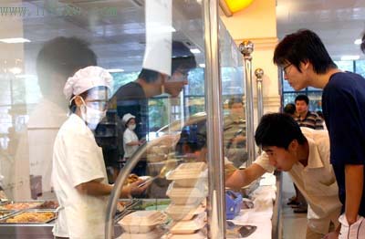 现象调查:在校大学生每月花多少钱才合适(图)