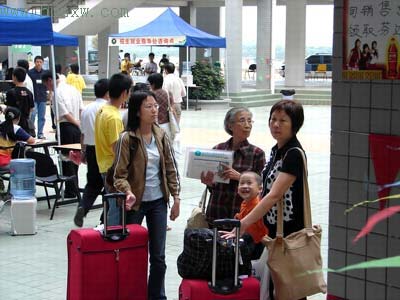 现象调查:在校大学生每月花多少钱才合适(图)