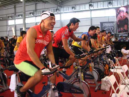 圆梦行动爱心骑行帮寒门学子圆大学梦