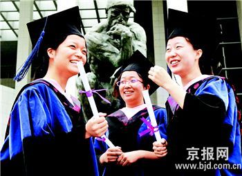 时评:大学生毕业遭遇“等级门槛”绊住了谁