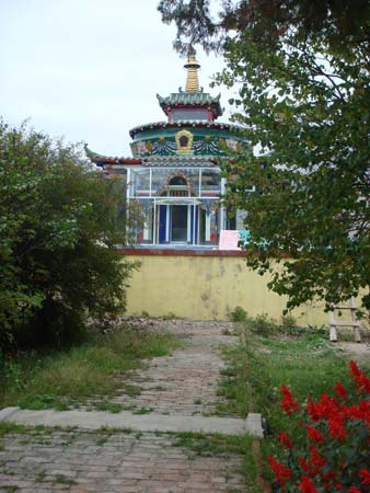 ͼ�ģ�������ֱ�ڹ����»ƺ���̬����԰�۹�