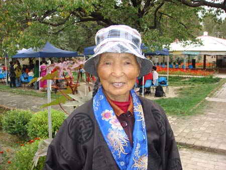 ͼ�ģ�������ֱ�ڹ����»ƺ���̬����԰�۹�