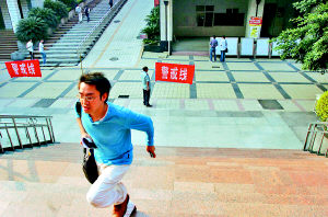 07年重庆2万人考公务员考生大都喊“简单”
