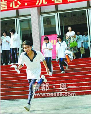 中考复读班初四生陡增 咬定名校高中赌青春(图