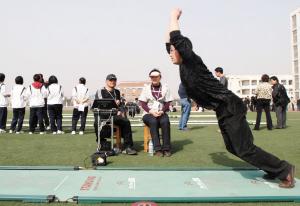 中考体育立定跳远考试现场 中考体育立定跳远考试现场