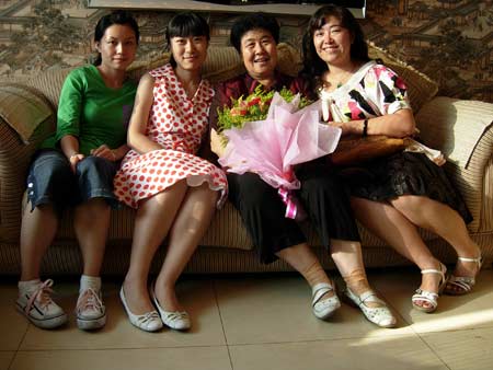 分别六年再相见 自考毕业生教师节谢师恩(图)