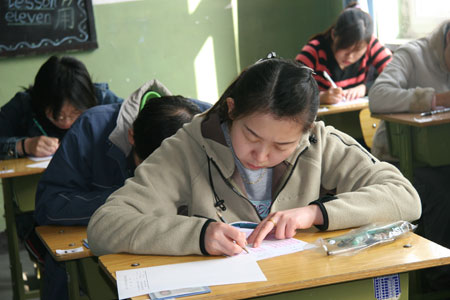 北京首周自考众生相:拆掉石膏带伤上考场(图)