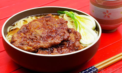 唤起食欲的醇厚滋味的红烧大排面