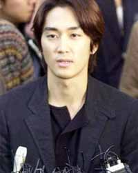 宋承宪剪发含泪入伍女影迷挤爆军营女厕所(图)