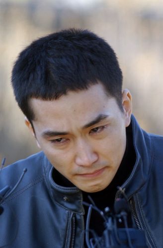 宋承宪入伍满一月帮队友索要明星签名照(图)