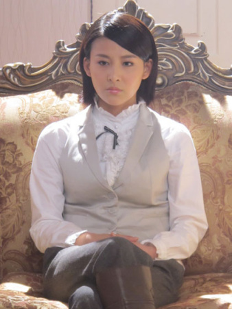 贾青在剧中饰演的女一号雷茵茵是一个拥有双重身份的人物,明里她是一