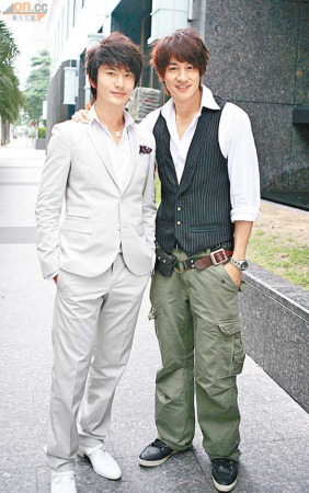 何润东与黄晓明(左)因拍《泡沫之夏》而传不和 何润东与黄晓明(左)因拍《泡沫之夏》而传不和