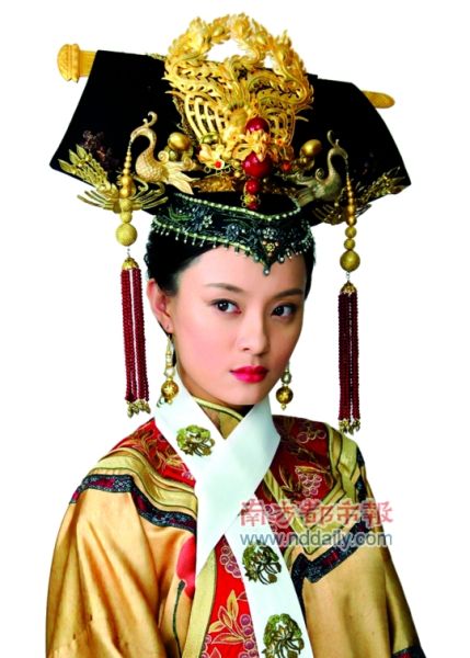 太后妆:红唇蓝眼、眼线上翘、头饰艳炫 太后妆:红唇蓝眼、眼线上翘、头饰艳炫