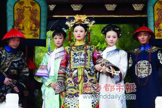 宽阔云肩 高高旗鞋 大金凤饰 宽阔云肩 高高旗鞋 大金凤饰
