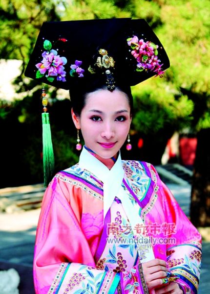 露出额头 华丽头饰 紫色眼影 露出额头 华丽头饰 紫色眼影