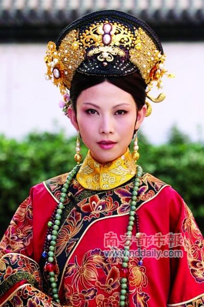 这是皇后的“凤穿牡丹”正装吉服。绣八只彩凤,彩凤中间穿插数朵牡丹。 这是皇后的“凤穿牡丹”正装吉服。绣八只彩凤,彩凤中间穿插数朵牡丹。