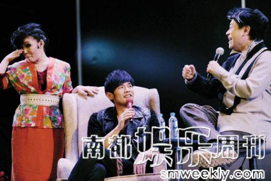 Hold住姐签约王伟忠公司,不久前,她与周杰伦一同为蔡康永演讲会站台。 Hold住姐签约王伟忠公司,不久前,她与周杰伦一同为蔡康永演讲会站台。