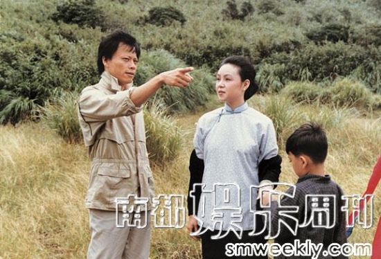 张毅指导《玉卿嫂》拍片现场。 张毅指导《玉卿嫂》拍片现场。