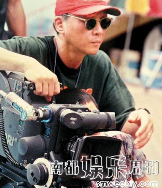 杨德昌拍摄《一一》时候的现场照片,据张洋洋介绍,这时候的杨导黑面是因为生气了。(图片提供:张洋洋、凤凰网娱乐) 杨德昌拍摄《一一》时候的现场照片,据张洋洋介绍,这时候的杨导黑面是因为生气了。(图片提供:张洋洋、凤凰网娱乐)