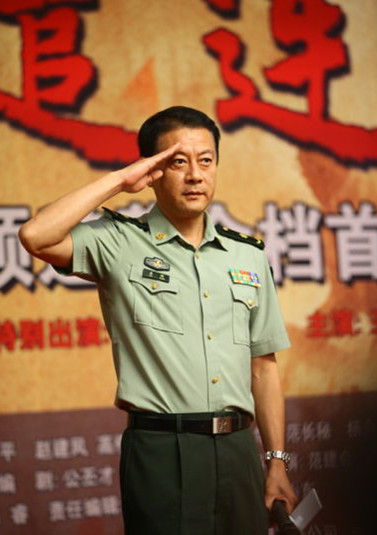 《先遣连》央一将播 团长巫刚玩野路子