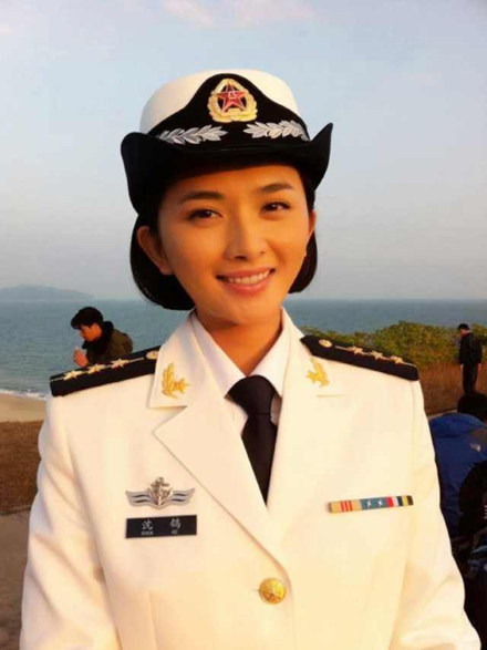 李依玲饰海军军官“沈鸽”