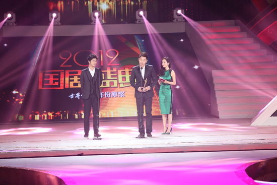 李东学亮相国剧盛典 深情演唱《那些年》