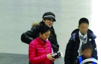娱乐周刊称拍到张艺谋现任妻子(红衣)及两个娃