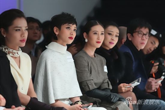 李晓峰出席时装秀 俏主播优雅亮相(图)