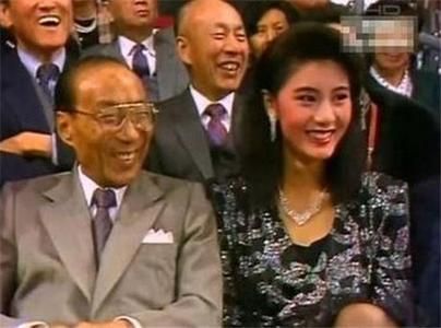 邵逸夫旁边是年青美艳的方逸华 邵逸夫旁边是年青美艳的方逸华