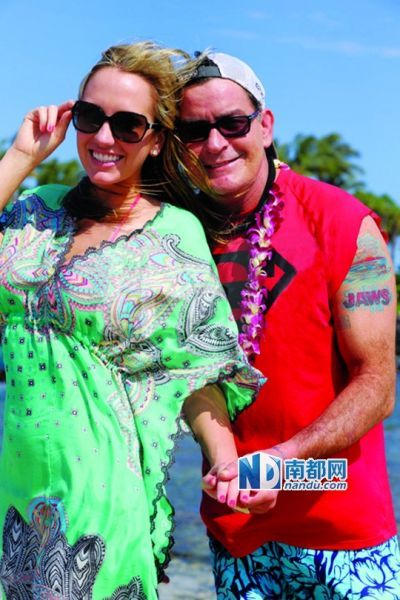 查理-辛与女友 查理-辛与女友“鸽子蛋”婚戒