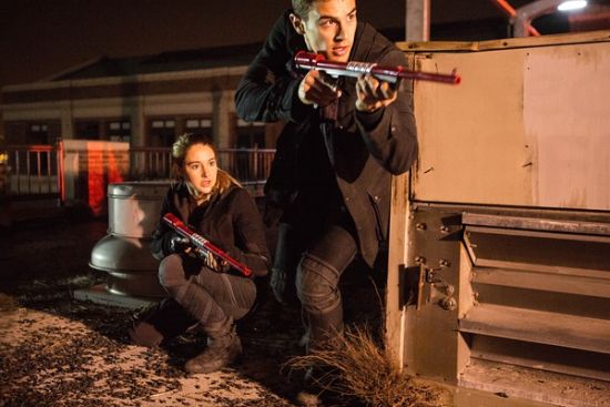 与“饥饿游戏”的冷兵器不同，分歧者出现大量现代化武器