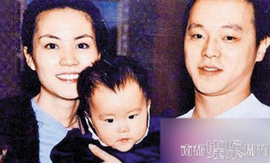 王菲、窦唯和窦靖童的三人合影只有这种童年照了。 王菲、窦唯和窦靖童的三人合影只有这种童年照了。